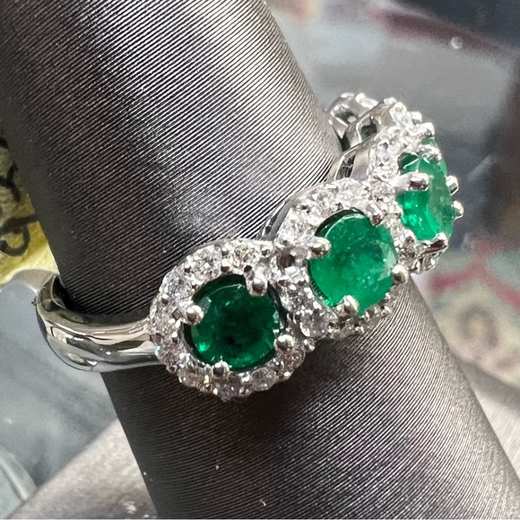 14k White Gold Diamond & Emerald Band Ring - Picture 10 of 10